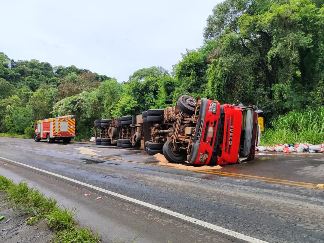 Carreta provoca vazamento de diesel ao tombar na SC-157