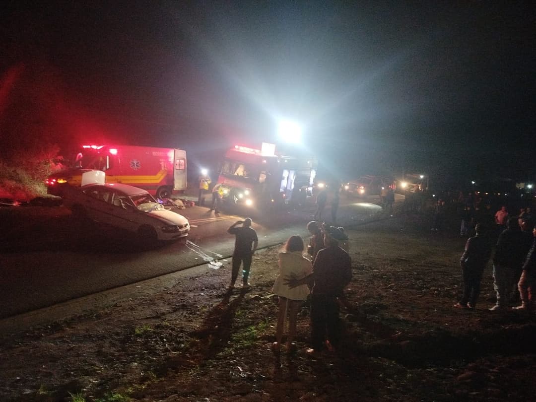 Motorista fica com o pé preso no pedal após colisão frontal na SC-480