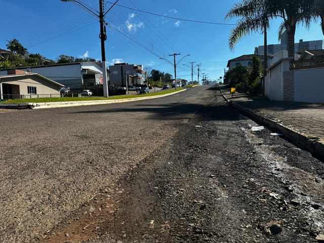 Após transtornos causados por obras, ruas de Nova Erechim receberão asfalto