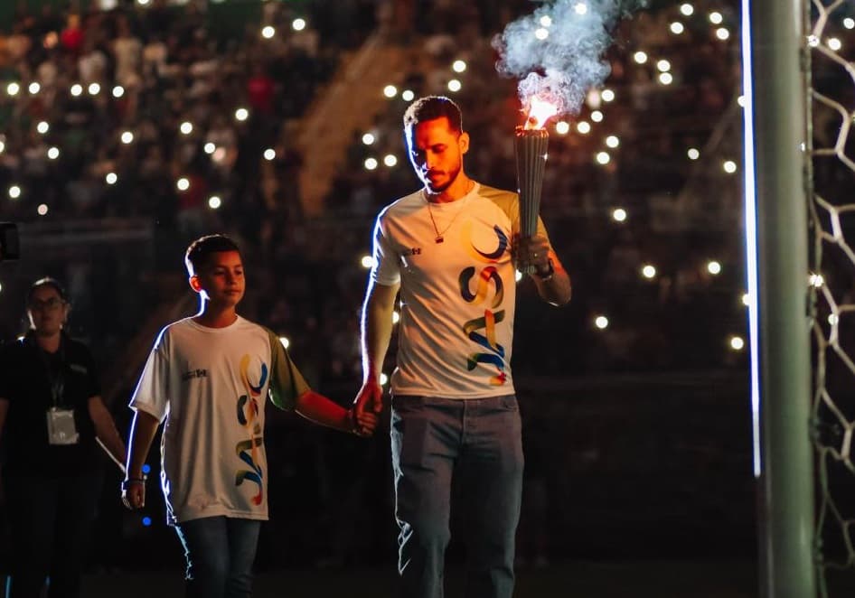 Neto ao lado do filho de Danilo (por Caio Mesquita / Foto Atleta)