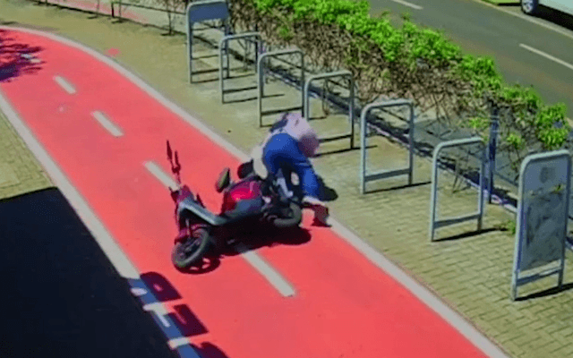 Câmera registra dois sustos com moto elétrica