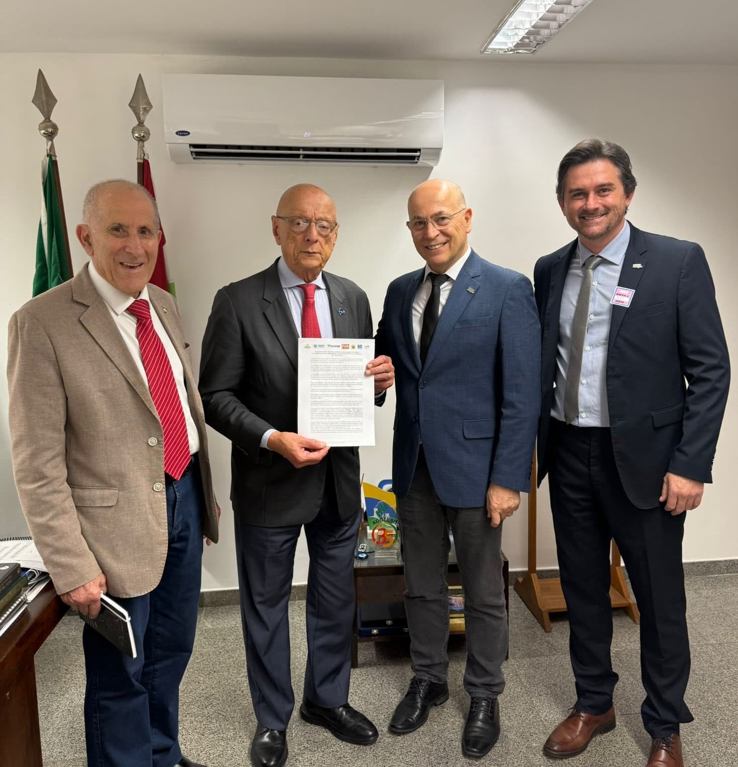 Entidades de Santa Catarina entregam manifesto sobre jornada de trabalho a parlamentares (Foto por Acessoria de Imprensa)