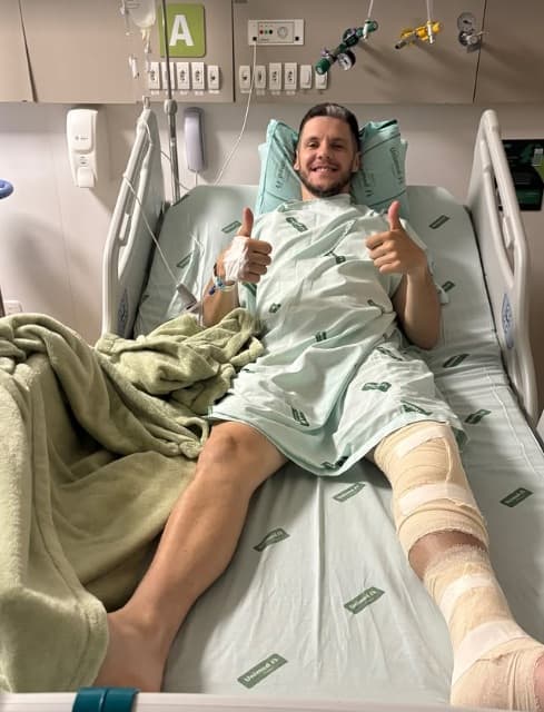 Jogador sofreu uma grave lesão na tíbia e na fíbula durante a semifinal da Liga Catarinense Série Ouro (por Reprodução/Redes Sociais)