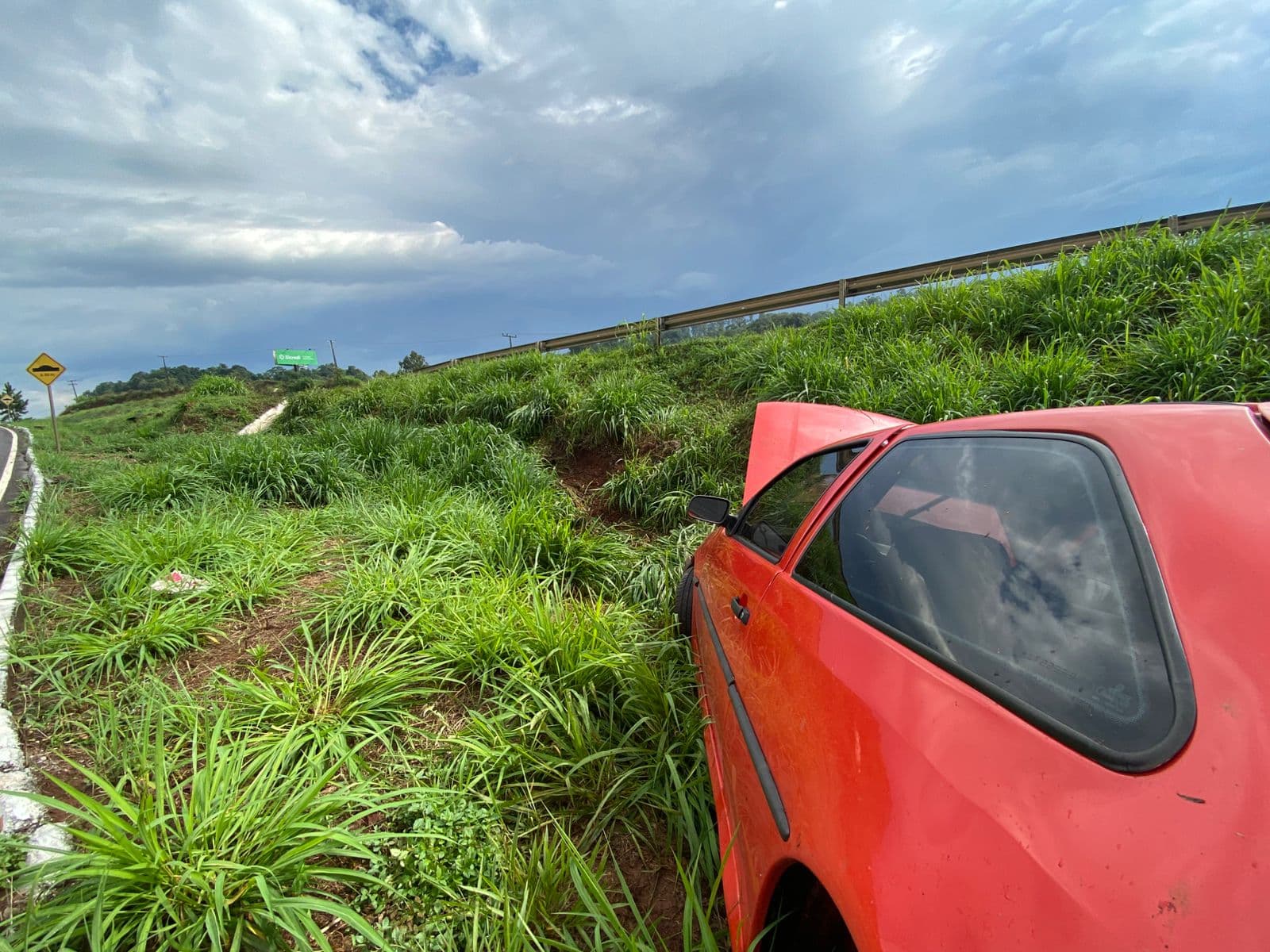 Saída de pista é registrada novamente na BR-282 em Pinhalzinho (Foto por Felipe Eduardo Zamboni)