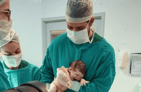 Médico, pai faz parto da própria filha em Chapecó