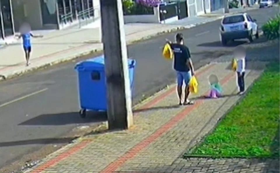 Pai é flagrado chutando filha de três anos