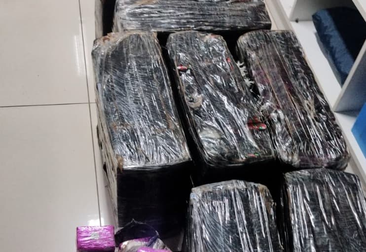 Ação da PRF terminou com a prisão do motorista e a apreensão de aproximadamente 202 quilos de maconha na BR-282. (Foto por Divulgaçaõ)
