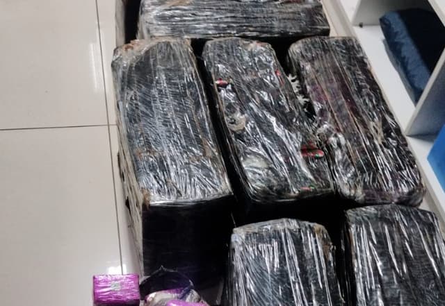 Motorista foge da PRF, bate em viatura e é preso com mais de 200 quilos de maconha em Joaçaba