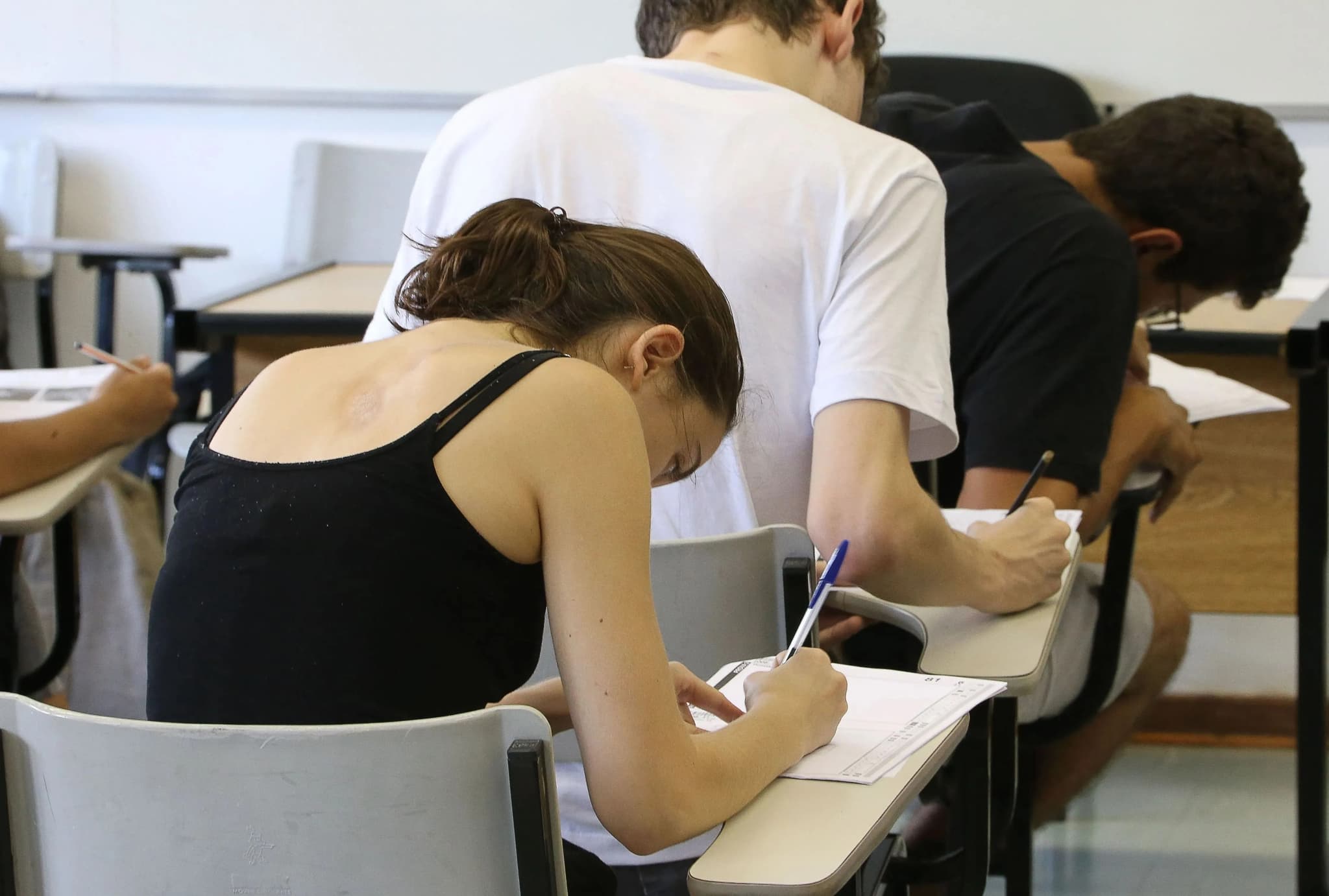 Brasil investe menos por estudante e enfrenta desafios para manter professores