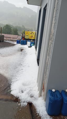 Munícipes registram chuva de granizo que atingiu União do Oeste neste domingo (por Reprodução/Redes Sociais)