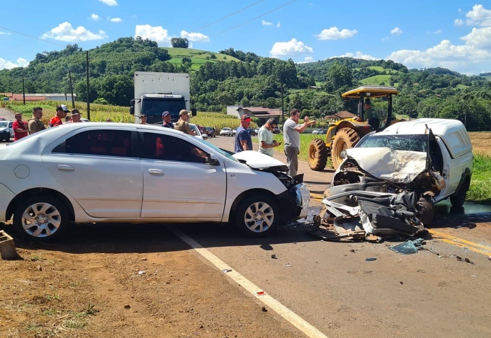 Veículos ficaram sob a pista após batida (Foto: Corpo de Bombeiros)