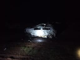 Carro ficou irreconhecível (Foto: Polícia Militar Rodoviária)