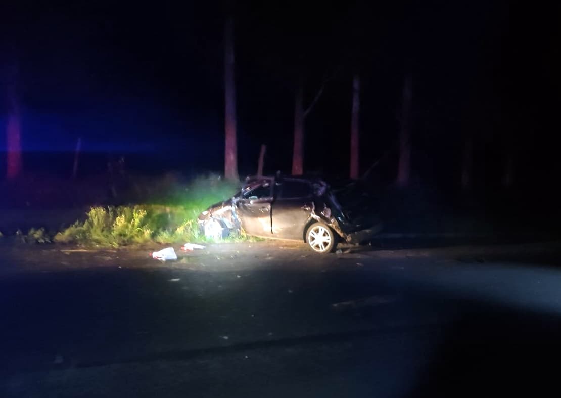 O condutor não obedeceu a ordem de parada, fugiu em alta velocidade e capotou o carro (Foto: PRF )