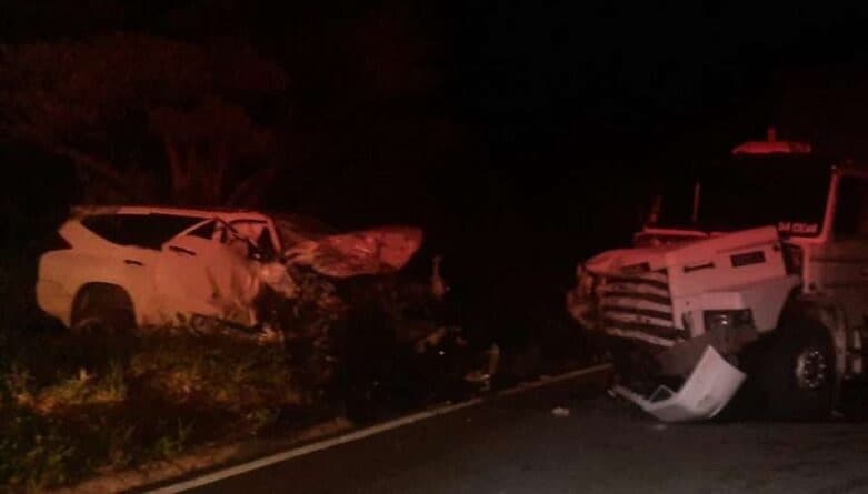 Colisão envolveu um veículo de passeio e carreta (Foto: Brigada Militar)