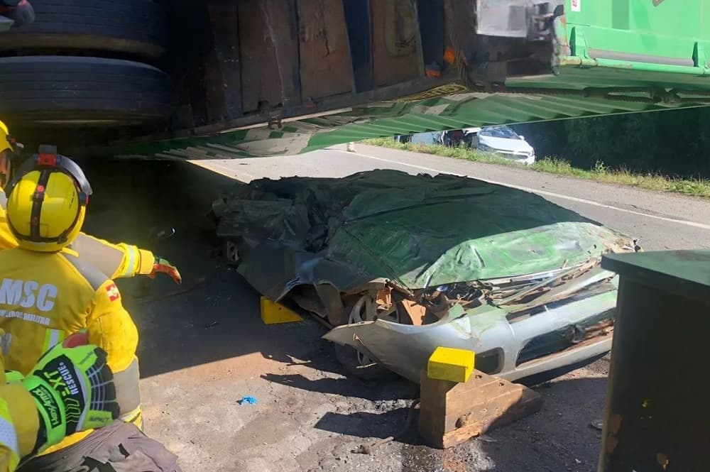 Veículo tinha três ocupantes; milagre salvou caroneiro (Foto: Corpo de Bombeiros)