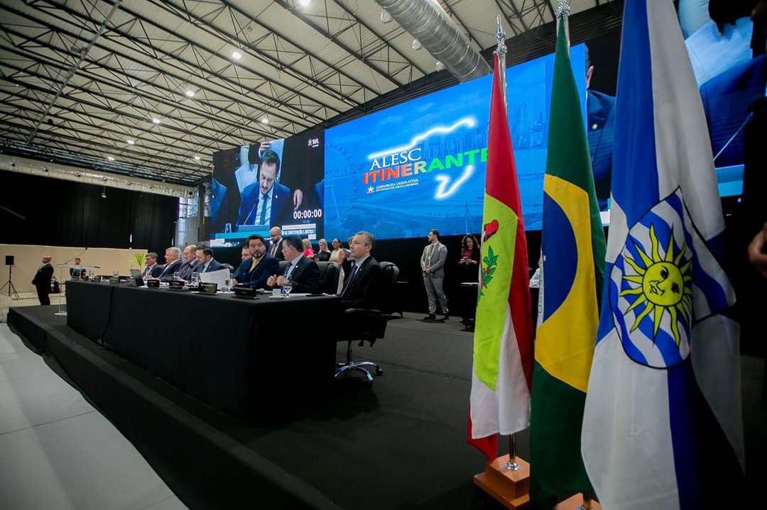 Deputados arquivam proposta de mudança do hino de Santa Catarina e reacendem debate sobre identidade e memória