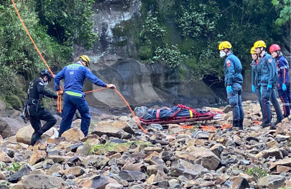 Saer é acionado para auxiliar na retirada de corpo de homem em meio a trilha (Foto: Divulgação)