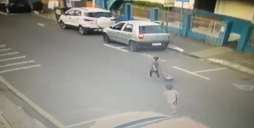Meninos saíram correndo pela rua (Foto: Divulgação)