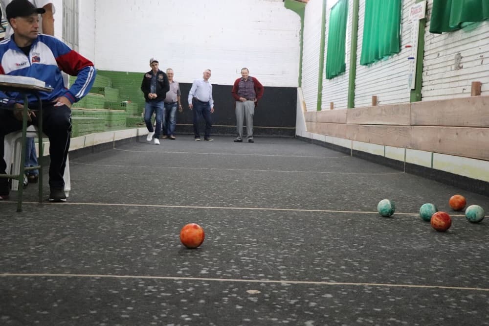 Atividades como bolãozinho, canastra e bocha foram realizadas (Foto: Fernanda Hinning)