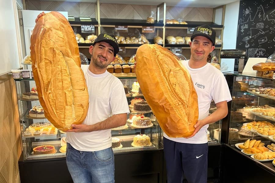 Dupla mostram alimento que pesou mais de dois quilos (Foto: Redes Sociais / Empório do Pão )