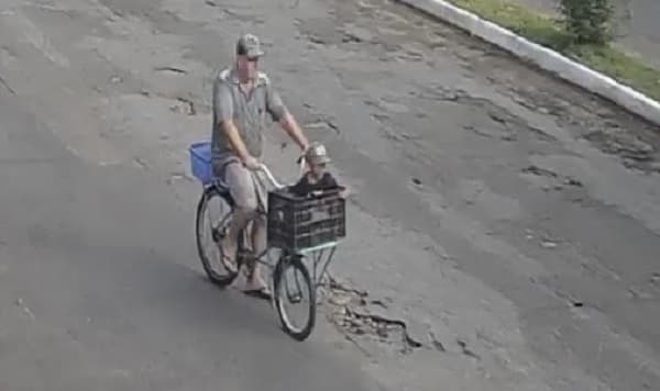 Câmeras flagraram suspeito carregando a criança em uma bicicleta, horas antes do crime (Foto: Polícia Civil)