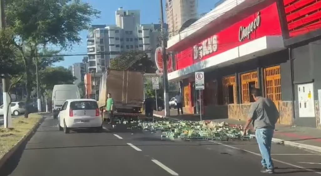 Pessoas que passavam pelo local registraram a situação (Foto: Divulgação / WhatAspp)