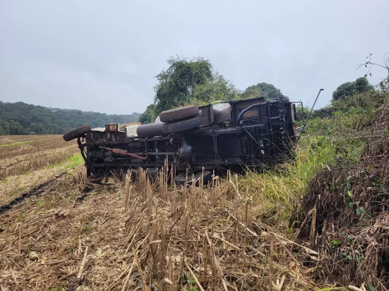 Houve vazamento do material após o acidente (Foto: Defesa Civil)