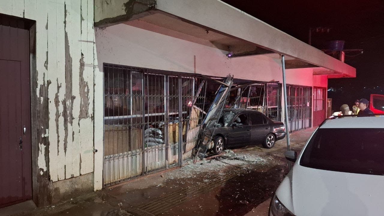 Veículo era ocupado por duas pessoas (Foto: Polícia Militar)
