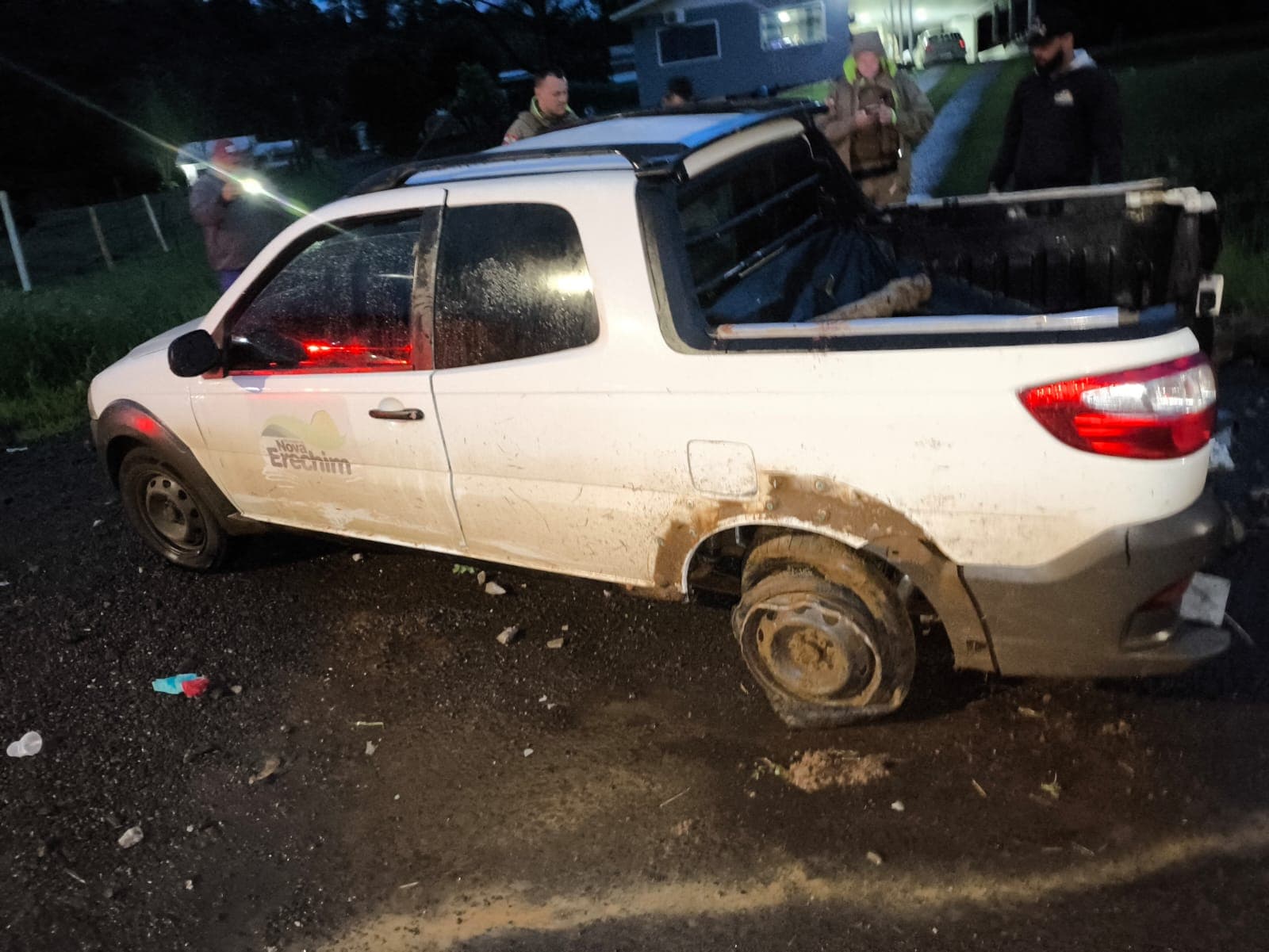 Carro ficou sem roda após o acidente (Foto: Divulgação)