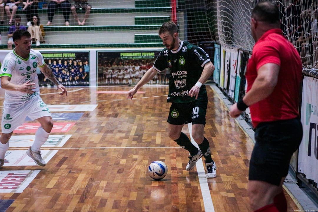 Duelos entre Pinhalense e Chape vai definir um semifinalista da Copa SC (Foto: Felipe Eduardo Zamboni)