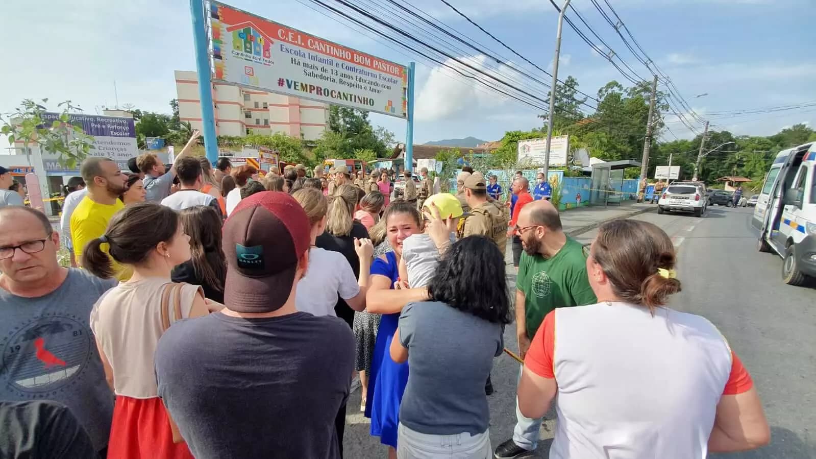 Há registro de tumulto no entorno da unidade de educação (Foto: Patrick Rodrigues)