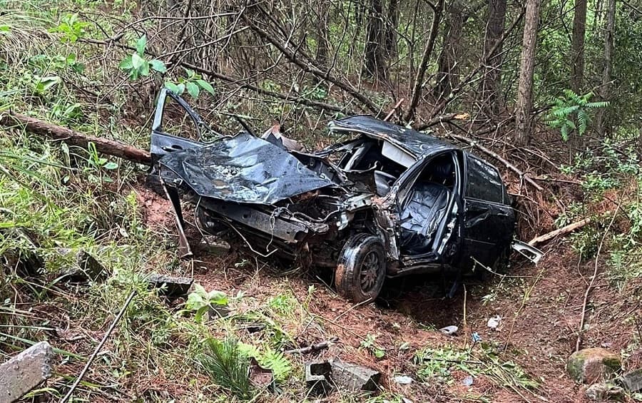 Carro ficou totalmente destruído (Foto: Corpo de Bombeiros)