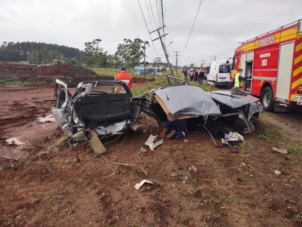 Imagens impressionantes mostram força de colisão (Foto: Corpo de Bombeiros)