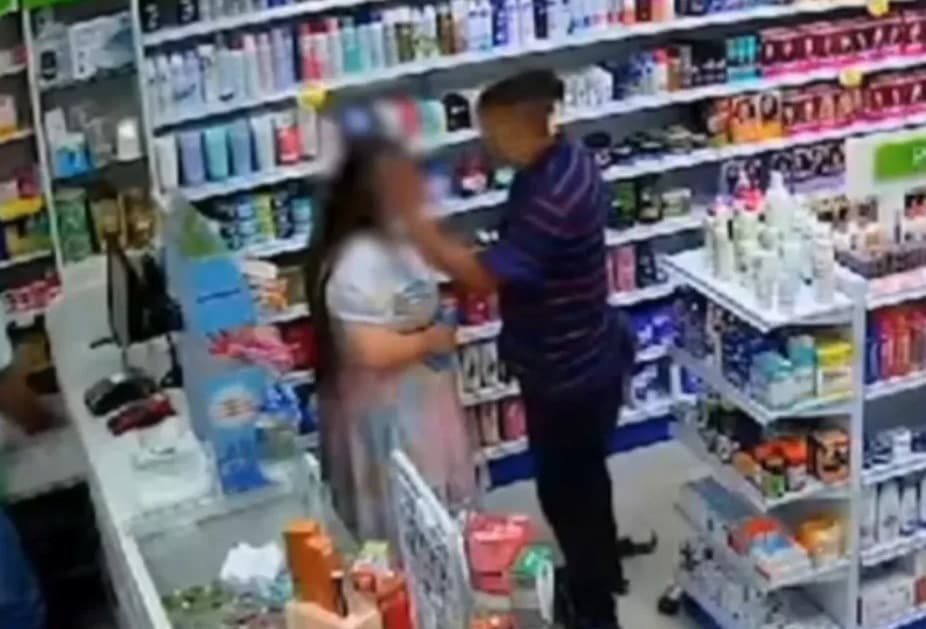 Momento em que a vítima é consolada pelo ladrão (Foto: Reprodução)