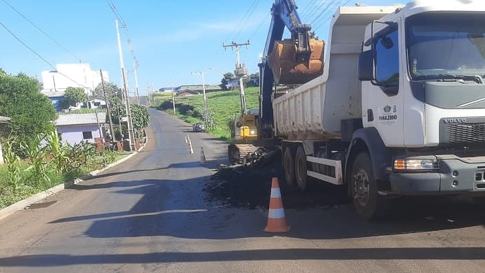 Trecho da estrada de acesso a Linha Boa Vista está sendo recuperada (Foto: Gilmar Bortese )