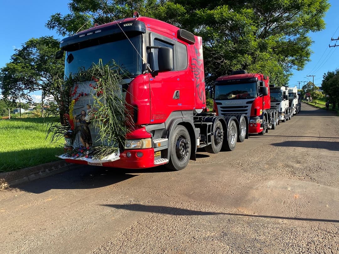 Na frente do primeiro cavalinho foi levada a imagem de São Cristovão (Foto: Felipe Eduardo Zamboni)