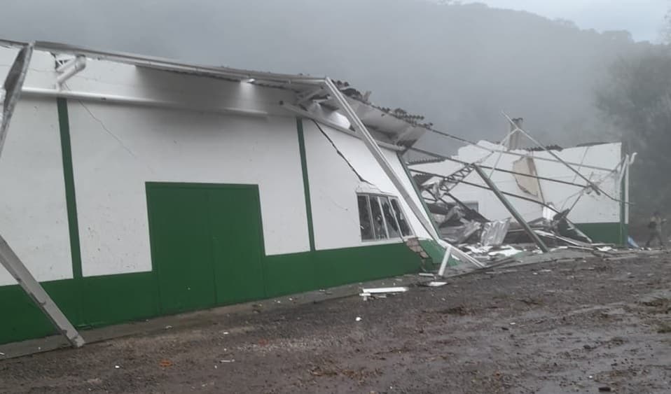 Estrutura é destruída pelo vento em Herval d' Oeste (Foto: Divulgação/Atual FM )