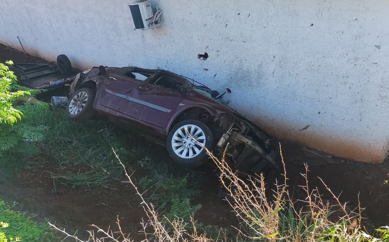 Automóvel parou após 'rolar' em ribanceira (Foto: Corpo de Bombeiros)