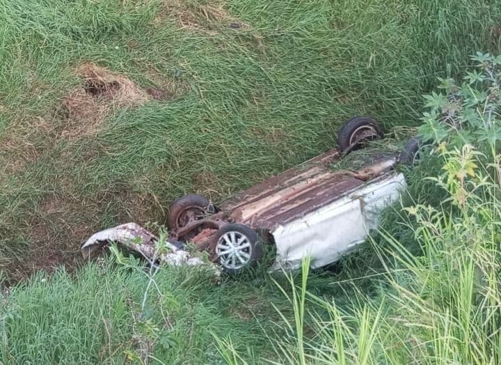 Saída de pista seguida de capotamento é registrado em Pinhalzinho (Foto: Bombeiros)