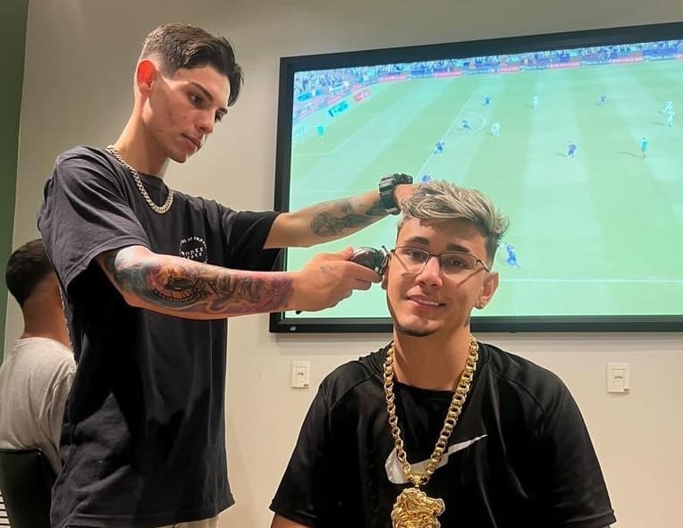 Corte sendo realizado no MC Jacaré (Foto: Arquivo pessoal)