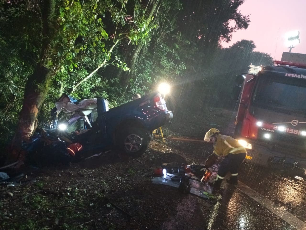 Veículo ficou destruído em colisão (Foto: Corpo de Bombeiros)