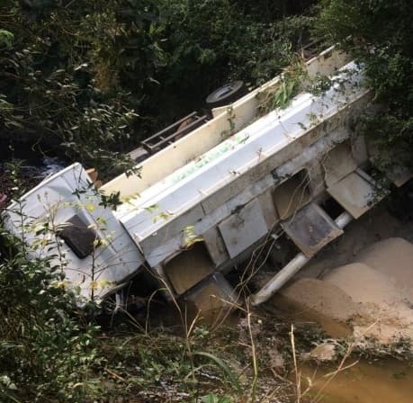 Veículo caiu em rio na cidade de Quilombo (Foto: Corpo de Bombeiros)