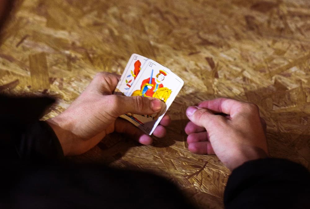 Jogo de carteado terminou da pior maneira possível (Foto: Divulgação)