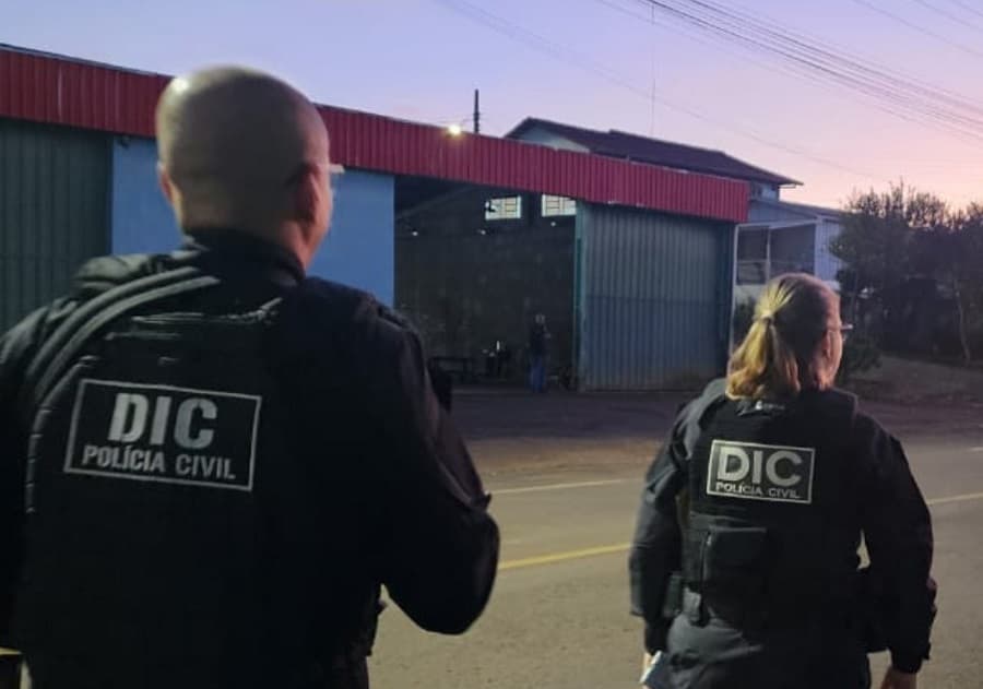 Investida prendeu duas pessoas em São Miguel do Oeste (Foto: Divulgação / Polícia Civil)