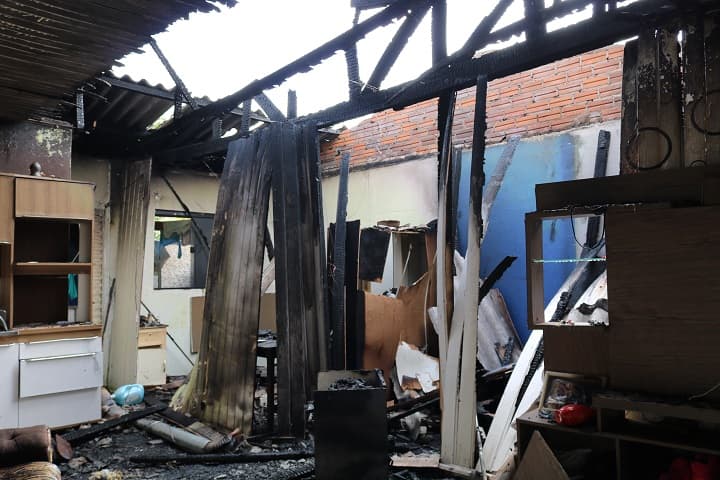 Residência é 100% destruída pelo incêndio na Capital da Amizade (Foto: Jaine Kasper)