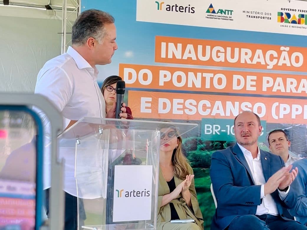 Ministro e deputado estiveram juntos em inauguração na BR-101 no mês passado (Foto: Ascom)