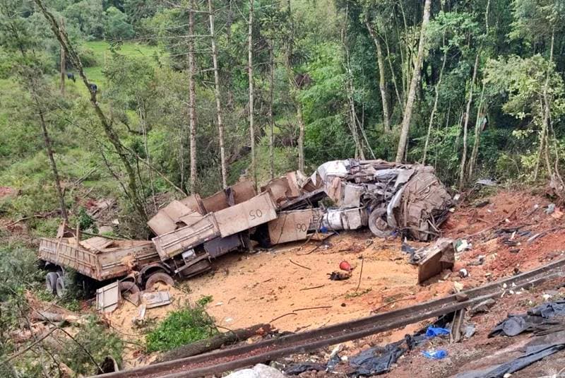 Uma carreta e um Fiat Strada colidiram e foram arrastados ladeira abaixo — (Foto: Reprodução / Canoinhas Online)