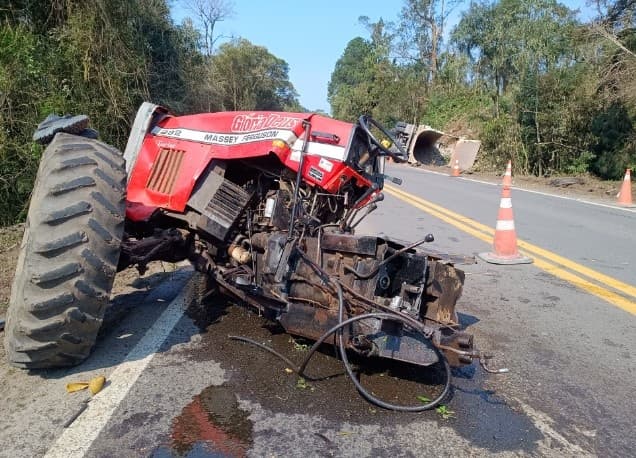 Trator atravessava a rodovia quando foi atingido (Foto: Corpo de Bombeiros)
