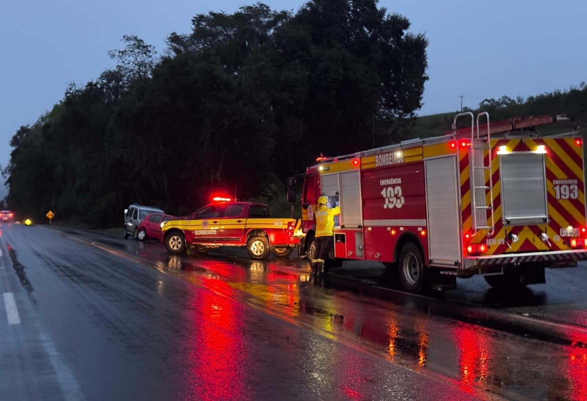 Três pessoas ficam feridas em colisão na BR-282 em Nova Itaberaba