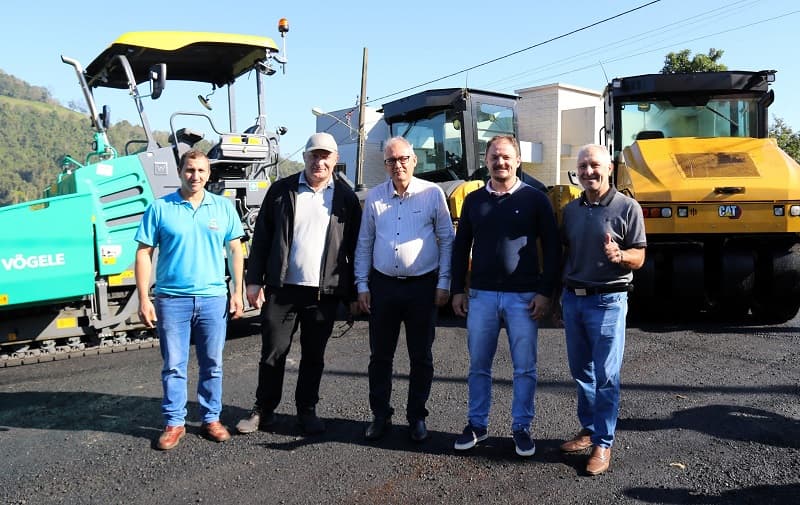 Prefeitos acompanham obra de asfaltamento com novas máquinas do Cidir (Foto: Gilmar Bortese)